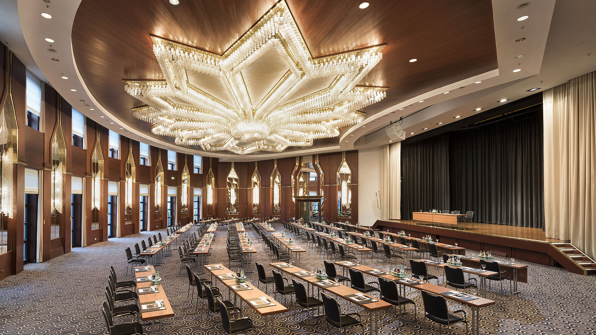 L'image montre la magnifique salle Beethoven de l'hôtel Maritim Bonn, aménagée pour des conférences ou des événements.