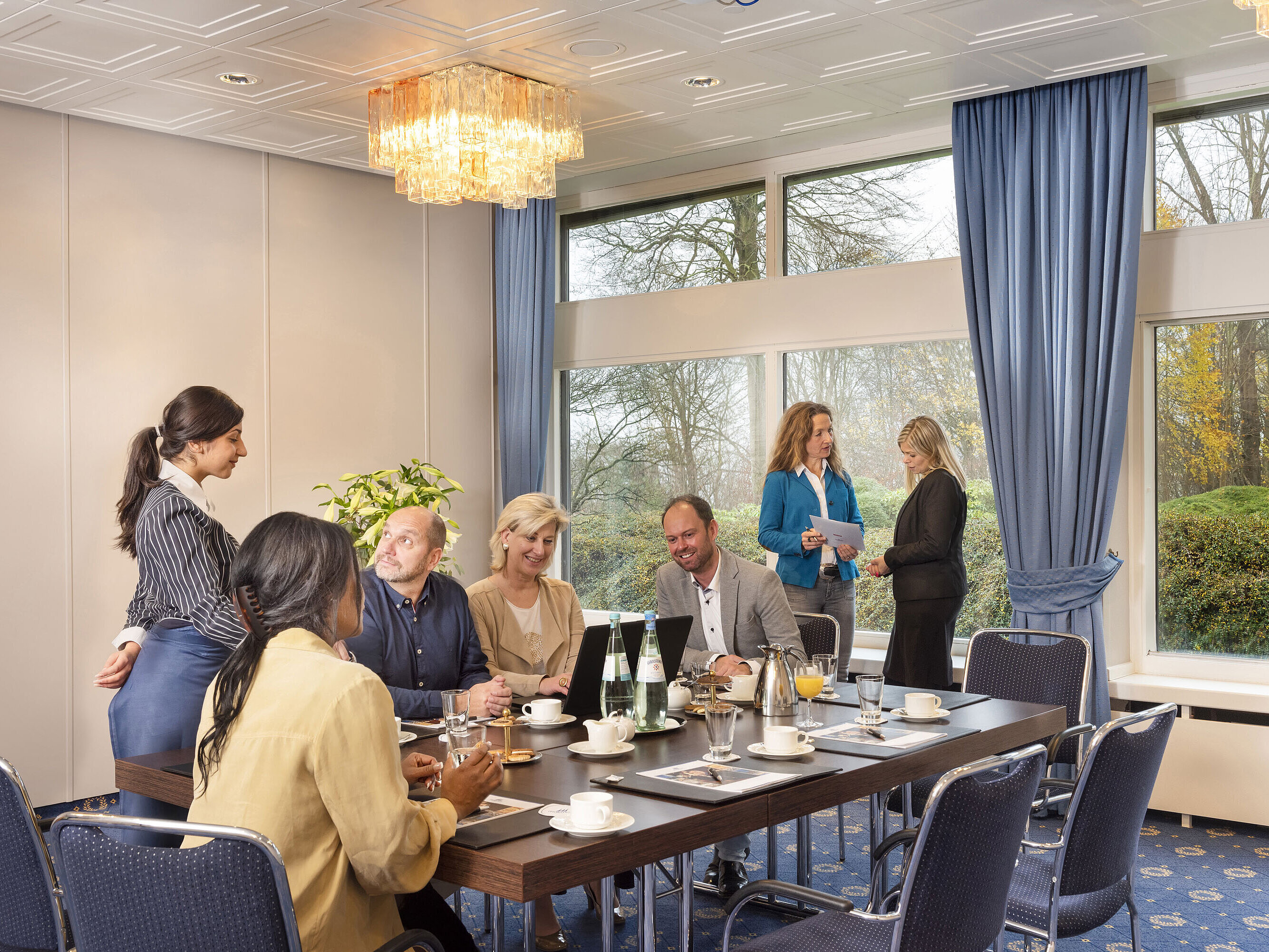 Salon Flensburg nel Maritim Hotel Kiel, un gruppo di persone in riunione, un servizio cordiale e grandi finestre.
