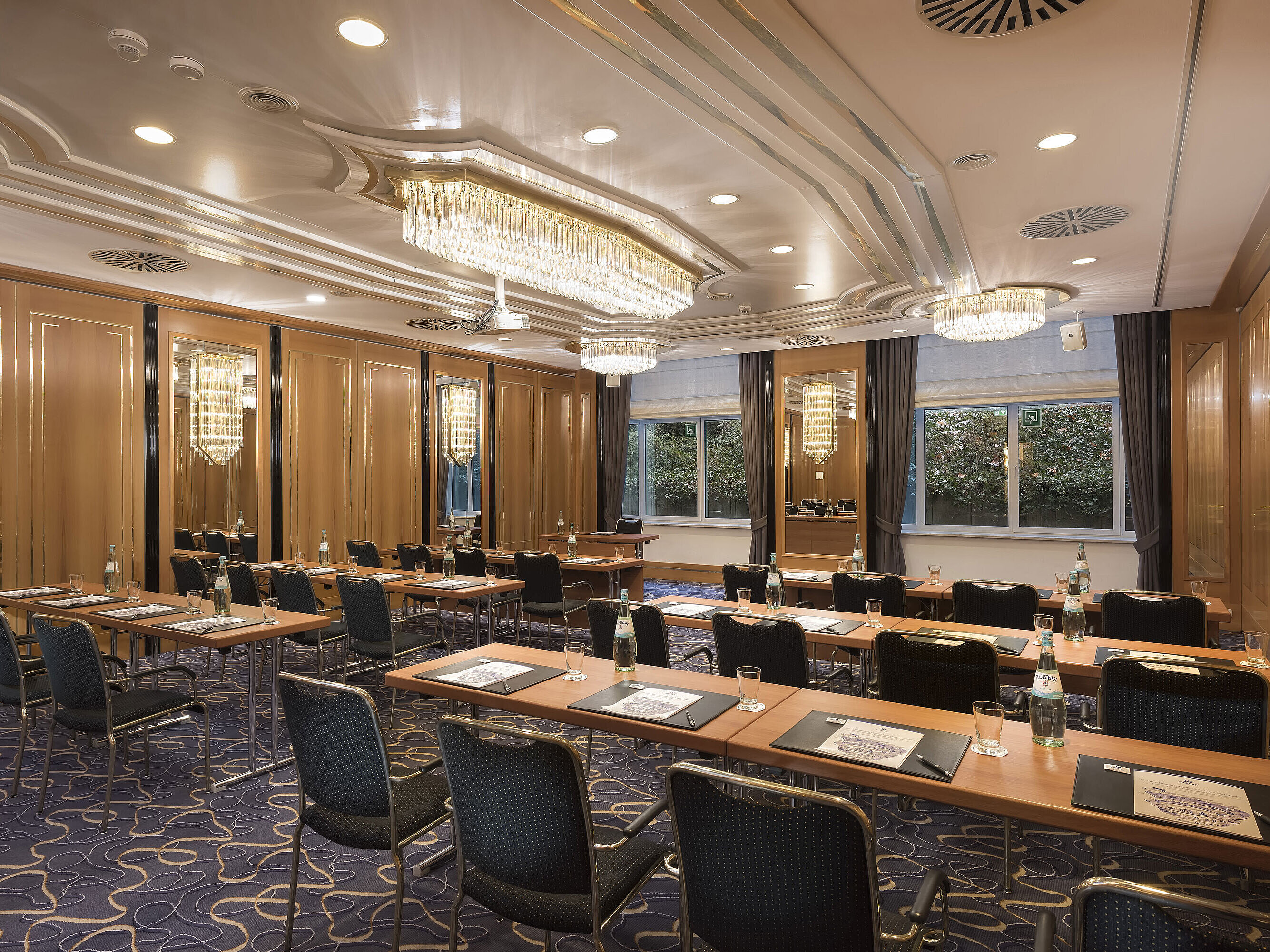 Sala conferenze con file di sedie, luce naturale e lampadari al Maritim Hotel Stuttgart