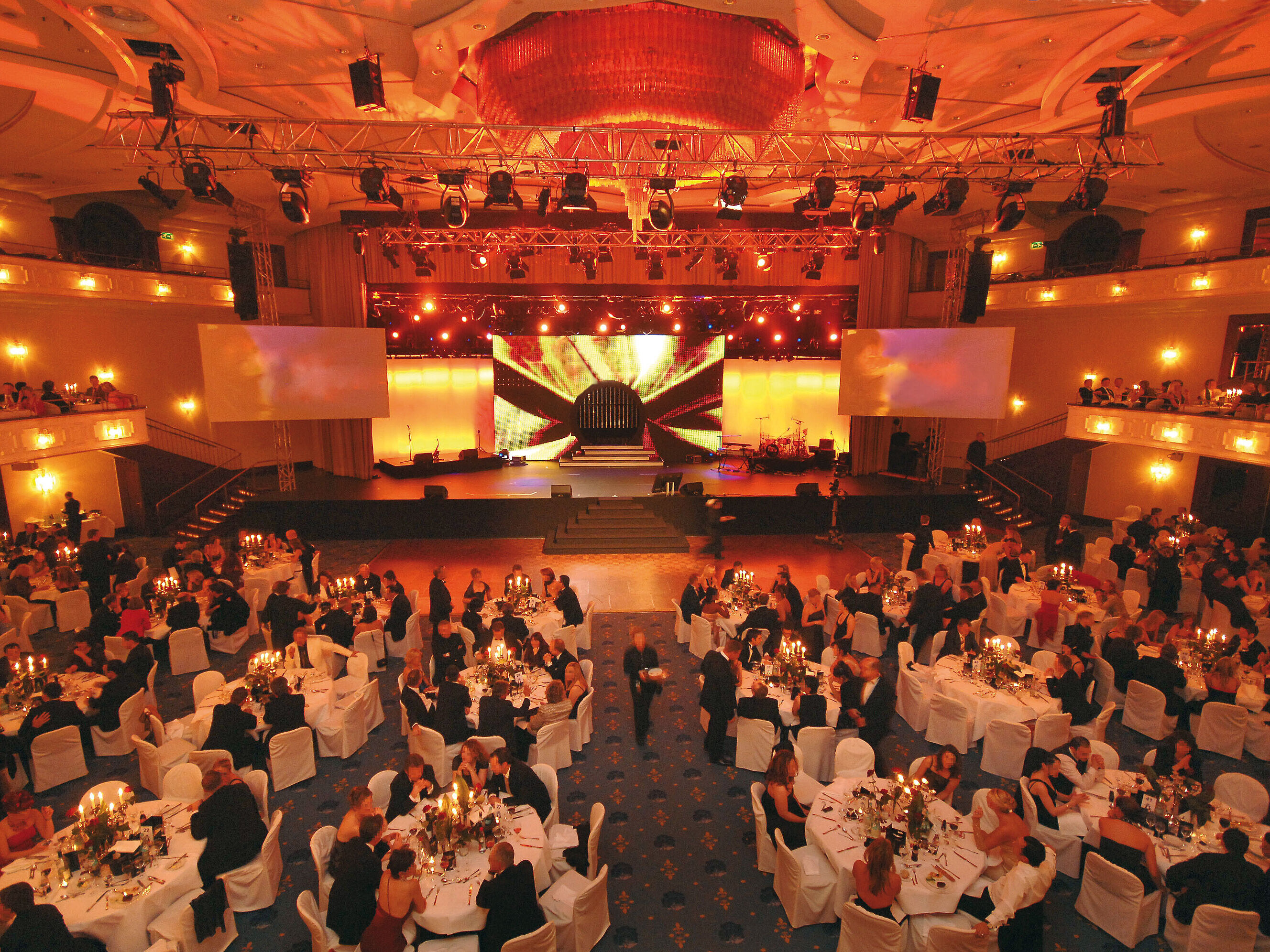 Salle d'événements illuminée de façon festive à l'hôtel Maritim Cologne avec tables élégamment dressées et éclairage de scène