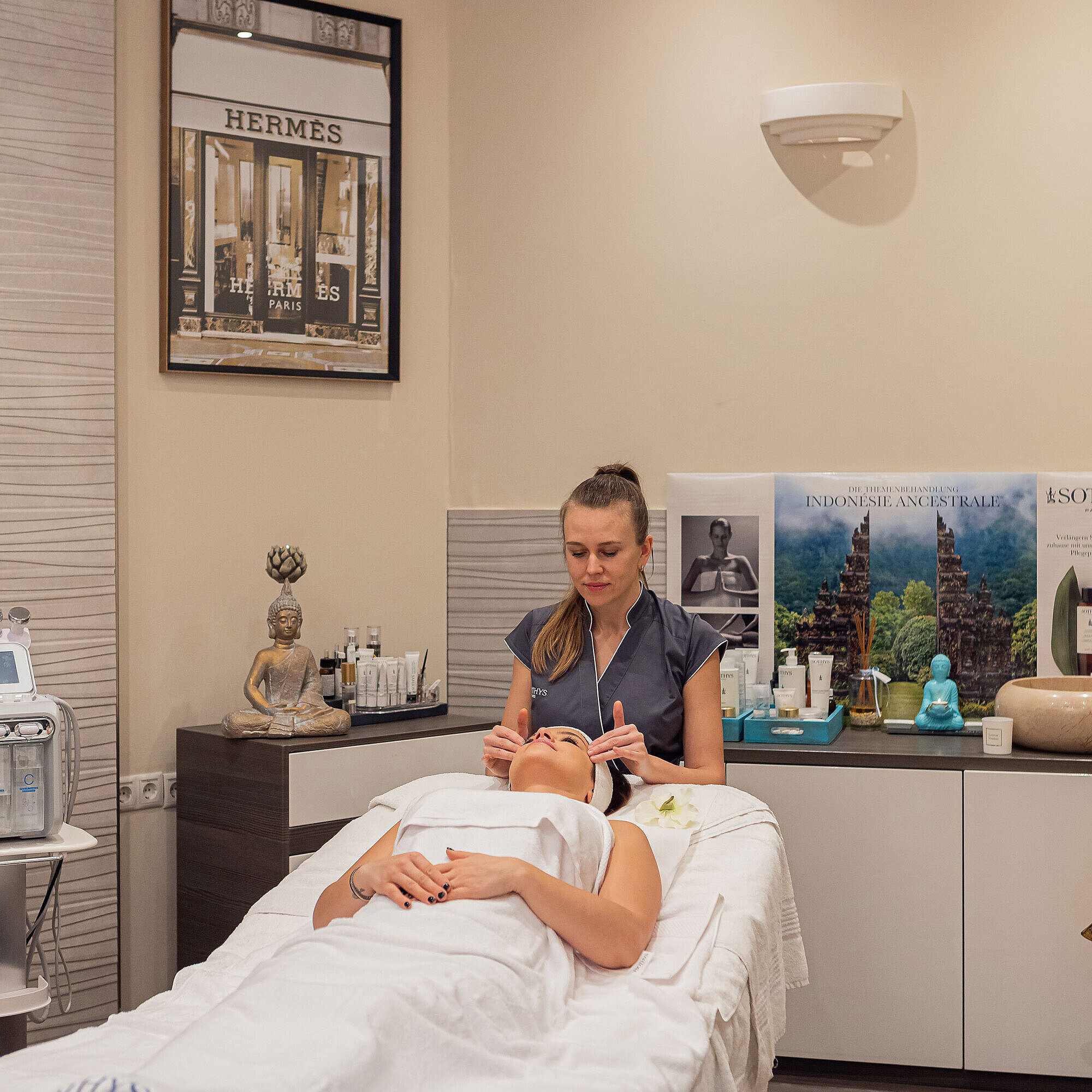 La photo montre un traitement bien-être à l'hôtel Maritim de Bonn, au cours duquel une femme reçoit un soin du visage relaxant.
