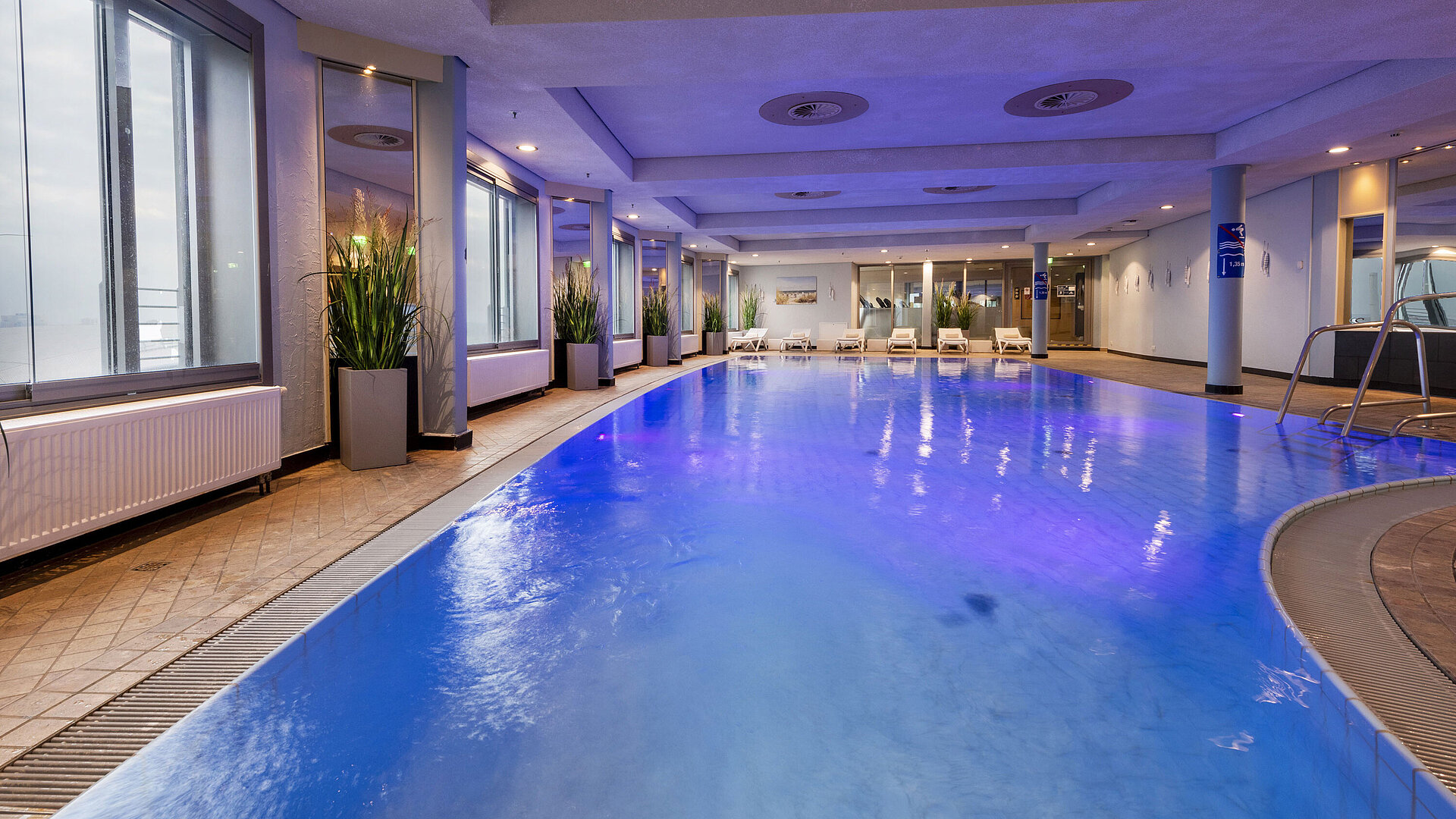 Pool Piscine intérieure éclairée du Maritim Hotel Frankfurt avec ambiance relaxante et baies vitrées.