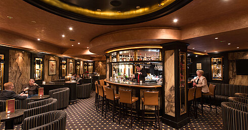 Bar elegante en Maritim Hotel Fulda con ambiente acogedor, barra refinada y zona lounge relajante.