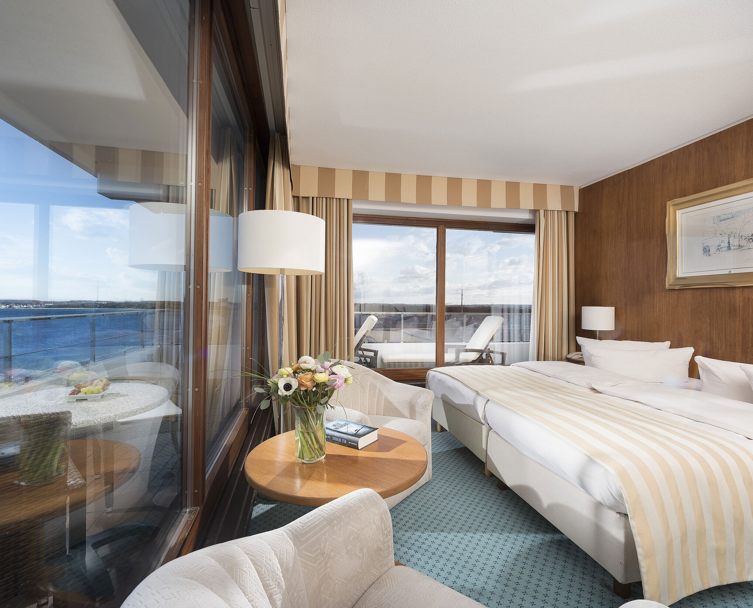 Chambre SuperiorPlus côté mer Chambre supérieure au Maritim Seehotel Timmendorfer Strand avec vue mer, lit double, coin salon et balcon.