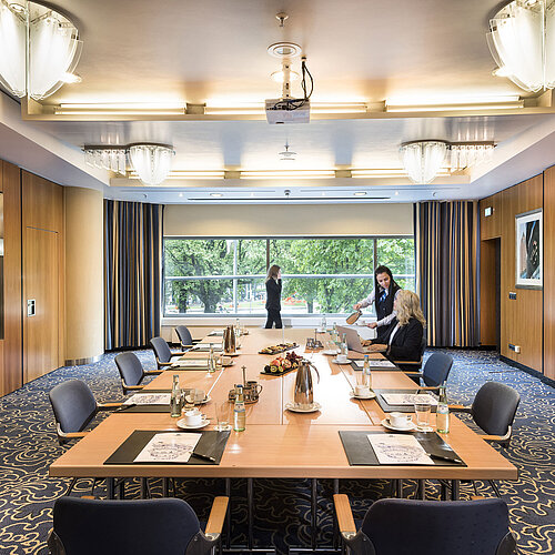 Salle de réunion moderne au Maritim Hotel Frankfurt avec grande table, lumière naturelle et design élégant.