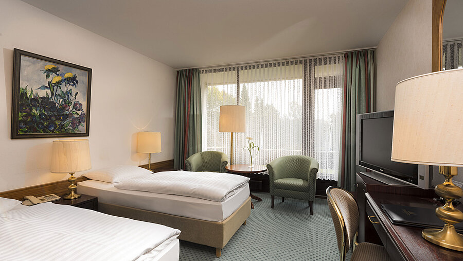Due letti, poltrone e balcone al Maritim Hotel Bad Salzuflen