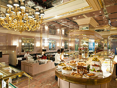 Ricco buffet con cibi freschi nel ristorante elegante del Maritim Hotel Monaco